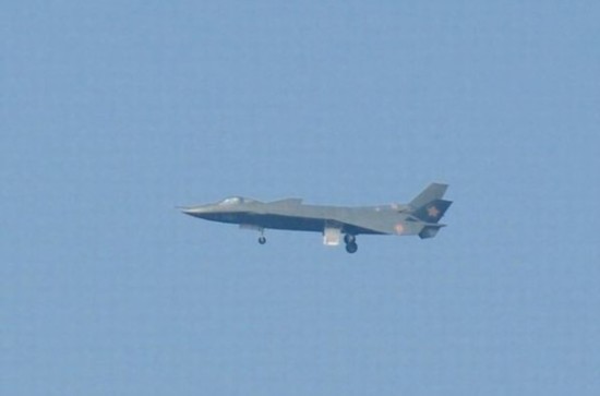 Le premier vol d&apos;essai de l&apos;avion de combat de quatrième génération J-20. Photo publiée sur Internet. 