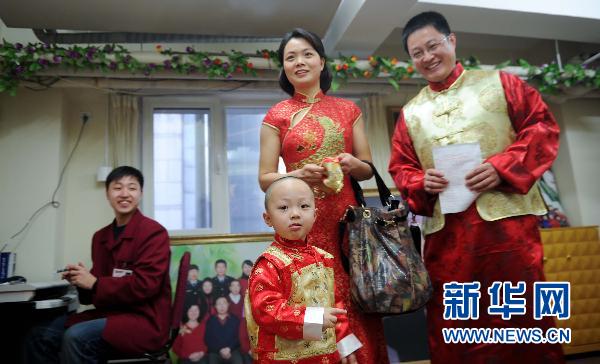 Le 30 janvier, dans le Studio photographique de Chine sur la rue piétonne de Wangfujing, à Beijing, une famille revêt des costumes traditionnels chinois pour se faire prendre en photo.