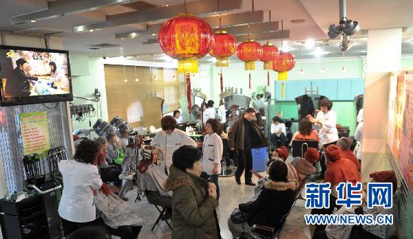 Le 30 janvier, dans le salon de coiffure Silian, les clients se font couper les cheveux avant le Nouvel An chinois.