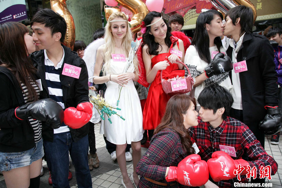 Hong Kong : les amoureux s'embrassent en attendant la Saint-Valentin (1)