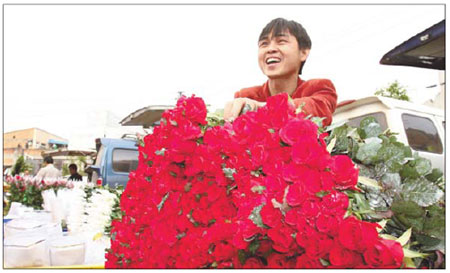 Le 11 février, un commerçant place des roses dans son camion au marché aux fleurs de Kunming dans la province du Yunnan.