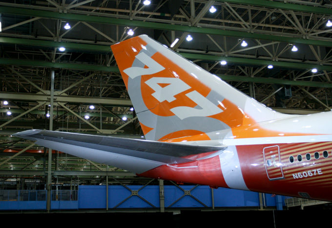 L&apos;habillage rouge-orangé de l&apos;avion.