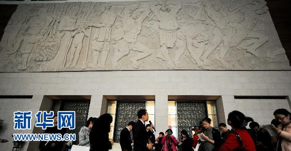 Relief reproduisant la légende antique chinoise Yugongyishan dans la salle de l'ouest. Photo prise le 16 février.