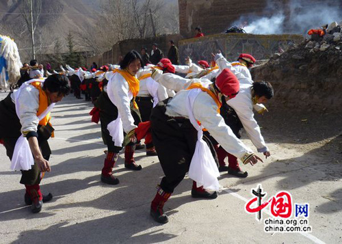 Tous les hommes du village participent à une danse d'exorcisme au son du longgu, tambour du dragon et d'autres instruments à percussion.(Photo de Lisa Carducci)