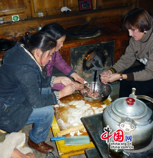 Getek, avant-dernier jour de l&apos;année avant Losar (nouvel an), les Tibétains consomment des jiaozi de boeuf émincé à la main. (Photo de Lisa Carducci)