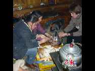 Getek, avant-dernier jour de l'année avant Losar (nouvel an), les Tibétains consomment des jiaozi de boeuf émincé à la main. (Photo de Lisa Carducci)