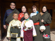 Comme je fais partie de la famille, j'ai eu droit à la tenue tibétaine. (Photo de Lisa Carducci)