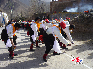 Tous les hommes du village participent à une danse d'exorcisme au son du longgu, tambour du dragon et d'autres instruments à percussion.(Photo de Lisa Carducci)