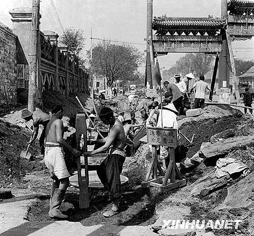 Travaux de rénovation des égouts sous l'avenue Chang'an ouest. 