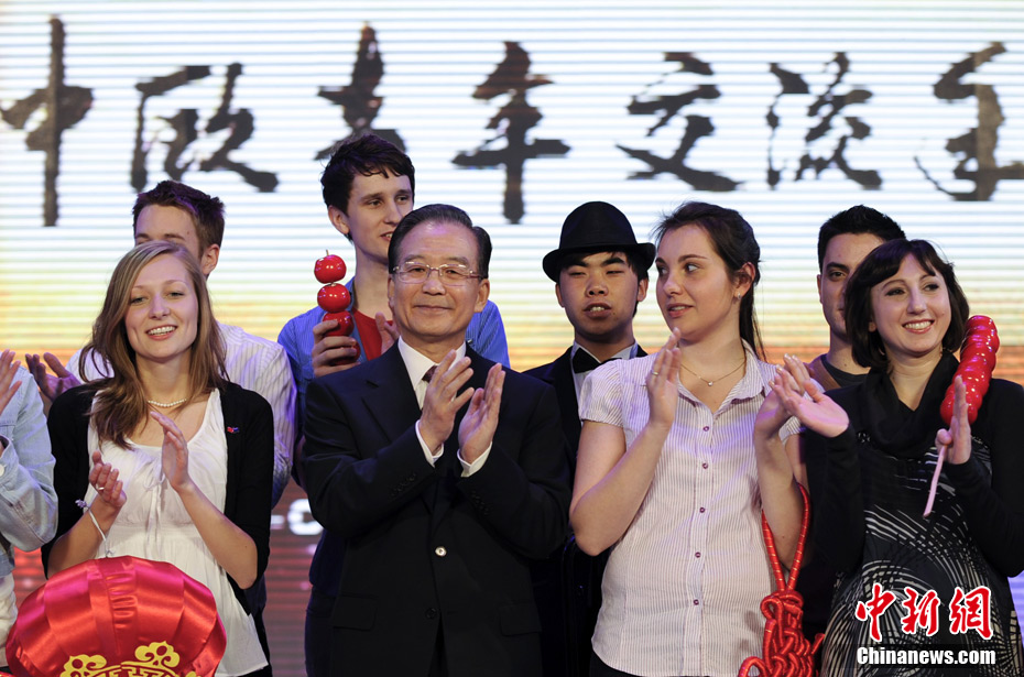 Le 23 février, le Premier ministre chinois Wen Jiabao participe à la cérémonie d'ouverture de l'Année de la Jeunesse sino-européenne 2011 et pose pour une photo de groupe avec de jeunes Chinois et Européens.