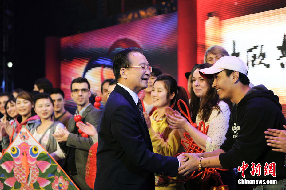 Le 23 février, le Premier ministre chinois Wen Jiabao, présent à la cérémonie d'ouverture de l'Année de la Jeunesse sino-européenne 2011, serre la main de jeunes Chinois et Européens.