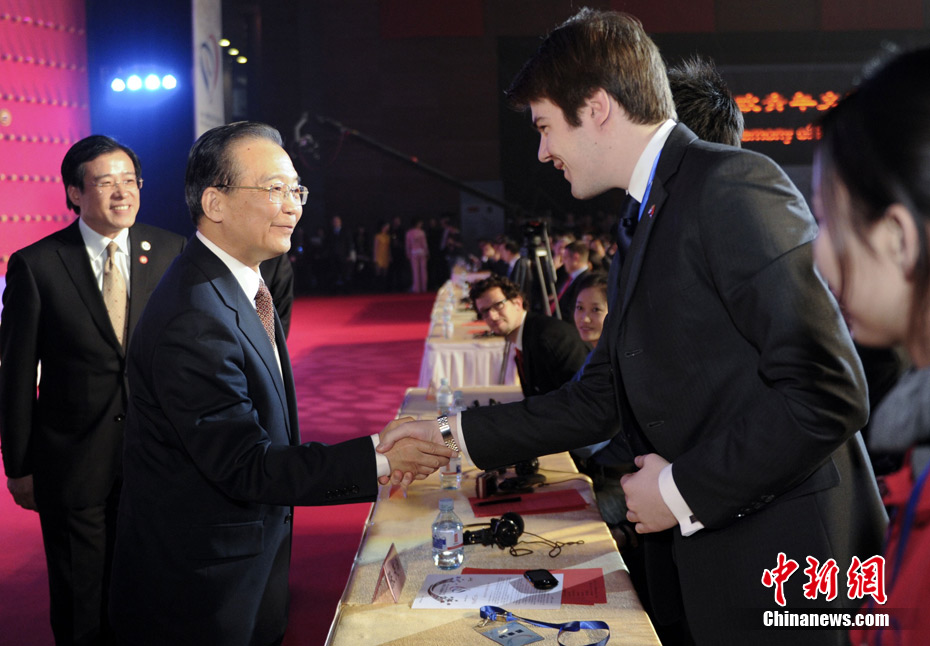 Le 23 février, le Premier ministre chinois Wen Jiabao, présent à la cérémonie d'ouverture de l'Année de la Jeunesse sino-européenne 2011, serre la main de jeunes Chinois et Européens.