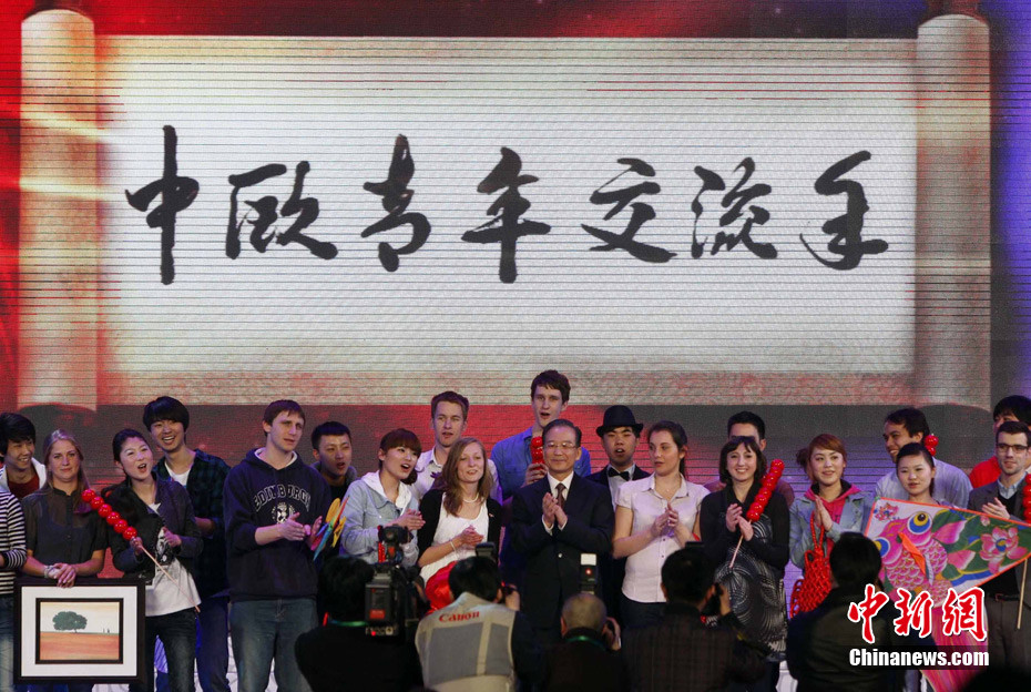 Le 23 février, le Premier ministre chinois Wen Jiabao participe à la cérémonie d'ouverture de l'Année de la Jeunesse sino-européenne 2011 et pose pour une photo de groupe avec de jeunes Chinois et Européens.