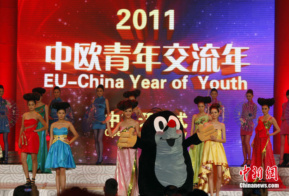 Le 23 février dans l'après-midi, la cérémonie d'ouverture chinoise de l'Année de la Jeunesse sino-européenne 2011 a eu lieu au Musée de la Capitale à Beijing. Des mannequins présentent à un défilé sur le thème de la route de la soie.