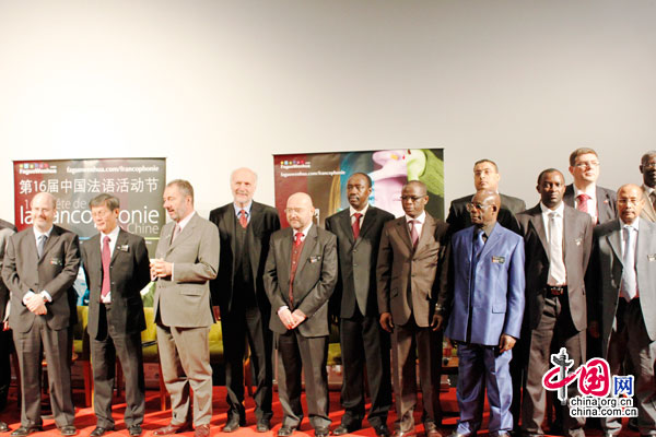 Une photo de groupe des représentants diplomatiques des pays francophones à Beijing avant la conférence de presse.