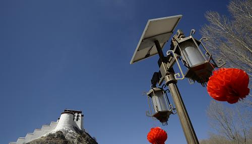 L'éclairage solaire installé dans le parc Zongjiaolukang, au pied du palais du Potala. (Photo prise le 23 février).