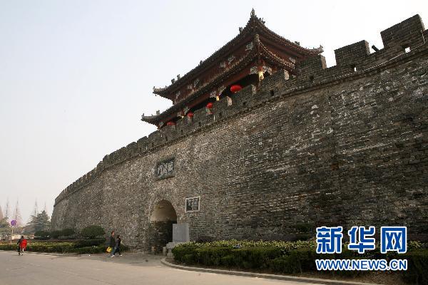 Le 23 février, des habitants passent devant la porte Linhan de la vieille ville de Xiangyang.