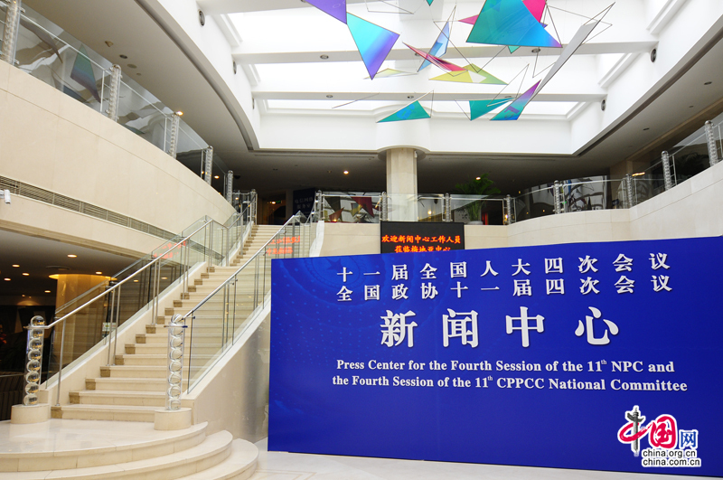 Installation de China.org dans le centre de presse des deux sessions_3