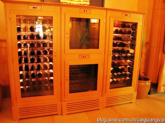Réfrigérateur à vin pour les grands crus du buffet de l'hôtel.