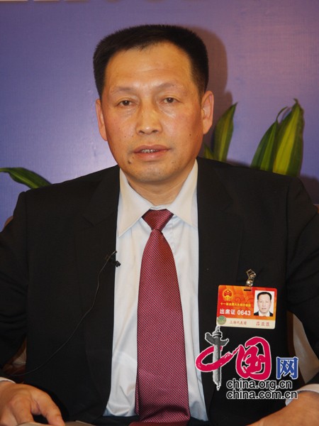 Lu Yachen, député de l'Assemblée populaire nationale (APN), membre de la Commission de la protection de l'environnement et des ressources de l'APN et directeur de l'Institut des études de l'énergie atomique de Chine du Groupe industriel de l'énergie nucléaire de Chine, connu sous le sigle anglais CNNC
