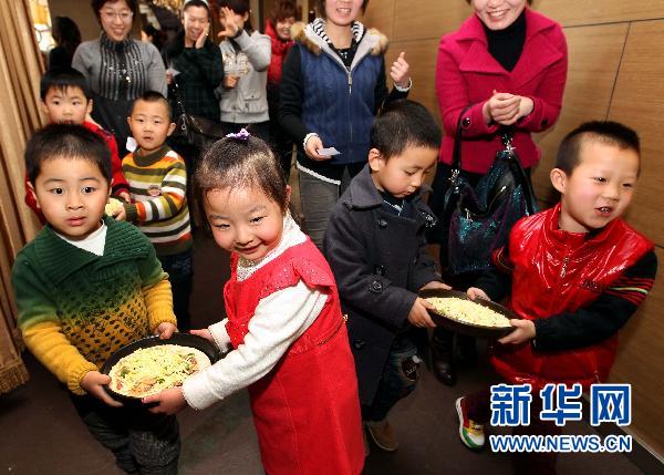 Le 6 mars, les enfants amènent leurs pizzas jusqu'au four.