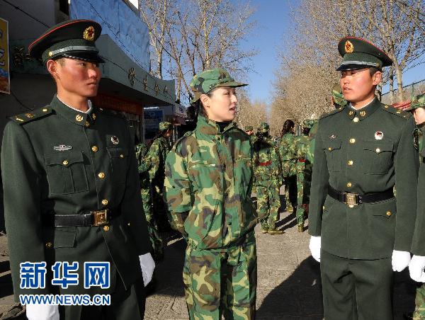 Le 1er mars, Deqing Yangzong (au centre) participe à la formation du premier équipage d'Air Tibet. 