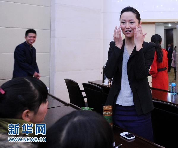 Le 28 février, Deqing Yangzong explique des soins de peau aux premières hôtesses d'Air Tibet.