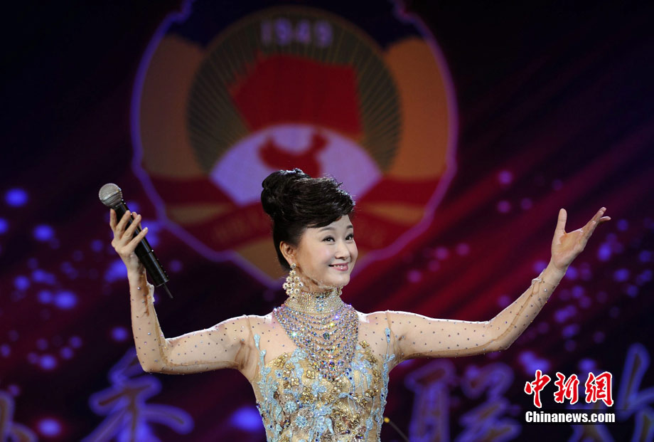 Le 7 mars, la chanteuse Song Zuying donne une représentation.