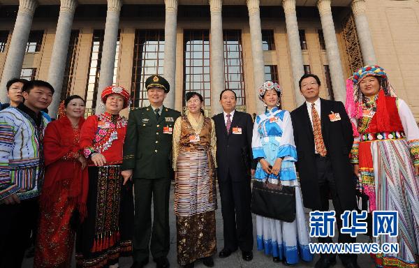 Le 5 mars, la quatrième session de la XIe Assemblée populaire nationale (APN) s&apos;est ouverte à Beijing. Des députés d&apos;ethnies minoritaires de l&apos;APN arrivent au Grand Palais du Peuple.