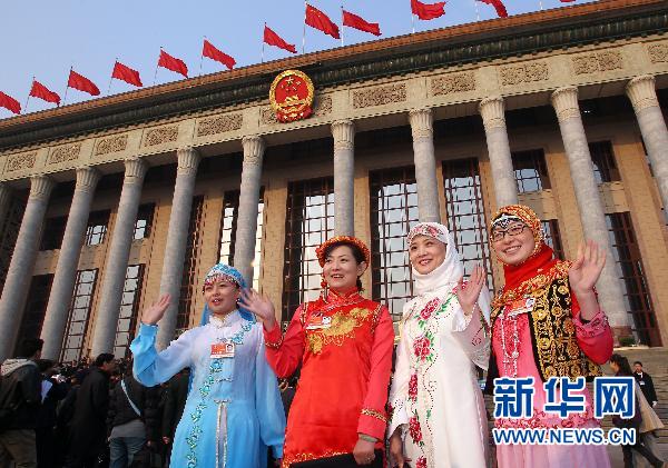 Le 5 mars, la quatrième session de la XIe Assemblée populaire nationale (APN) s'est ouverte à Beijing. Des députées d'ethnies minoritaires de l'APN arrivent au Grand Palais du Peuple.