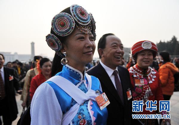 Le 5 mars, la quatrième session de la XIe Assemblée populaire nationale (APN) s&apos;est ouverte à Beijing. Des députées d&apos;ethnies minoritaires de l&apos;APN arrivent au Grand Palais du Peuple.