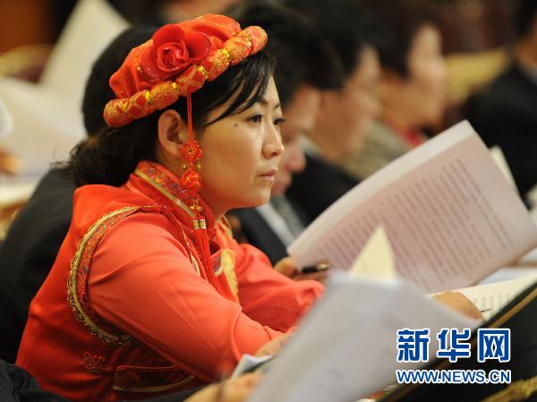 Le 5 mars, la quatrième session de la XIe Assemblée populaire nationale (APN) s'est ouverte à Beijing. Une députée d'ethnie minoritaire de l'APN présente à la session annuelle.