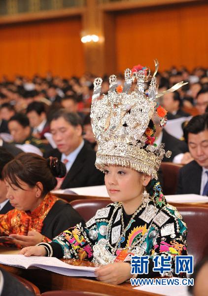 Le 5 mars, la quatrième session de la XIe Assemblée populaire nationale (APN) s'est ouverte à Beijing. Une députée d'ethnie minoritaire de l'APN présente à la session annuelle.