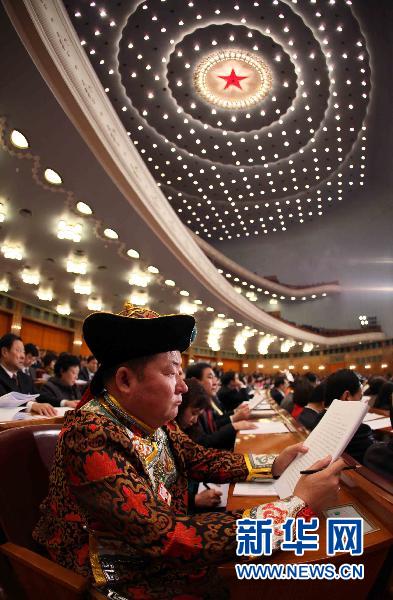 Le 5 mars, la quatrième session de la XIe Assemblée populaire nationale (APN) s'est ouverte à Beijing. Un député d'ethnie minoritaire de l'APN présent à la session annuelle.