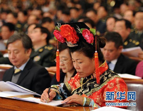 Le 5 mars, la quatrième session de la XIe Assemblée populaire nationale (APN) s'est ouverte à Beijing. Une députée d'ethnie minoritaire de l'APN présente à la session annuelle.