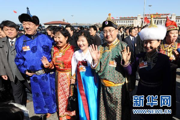 Des membres de la CCPPC arrivent sur la Place Tian'anmen.