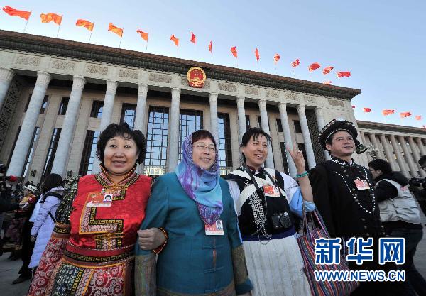 Le 3 mars, quatre membres de la CCPPC sortent du Grand Palais du Peuple après l'ouverture de la session annuelle.