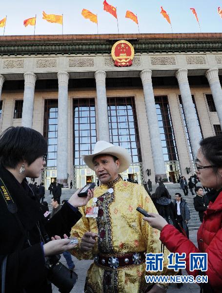 Xiong Shengxiang, membre de la CCPPC, est interviewé par des journalistes.