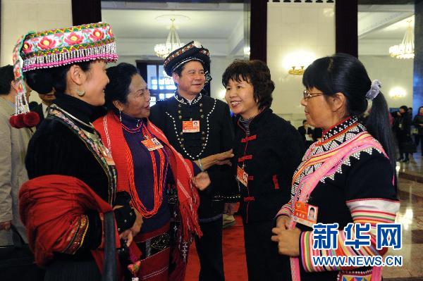 Des membres de la CCPPC discutent au Grand Palais du Peuple à Beijing.