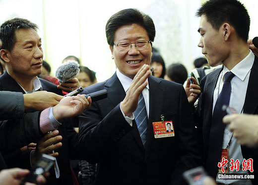 Zhang Chunxian, secrétaire du comité du Parti pour la région autonome ouïgoure du Xinjiang, est entouré par des journalistes le 8 mars, en marge des deux sessions annuelles 2011 de l'APN et du comité national de la CCPPC. 