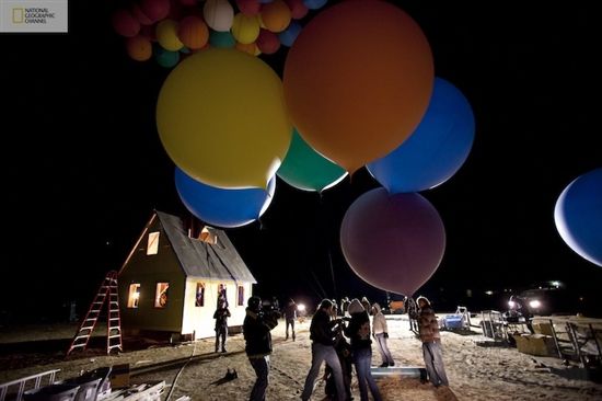 Une maison s'envole, tirée par 300 ballons remplis d'hélium(2)