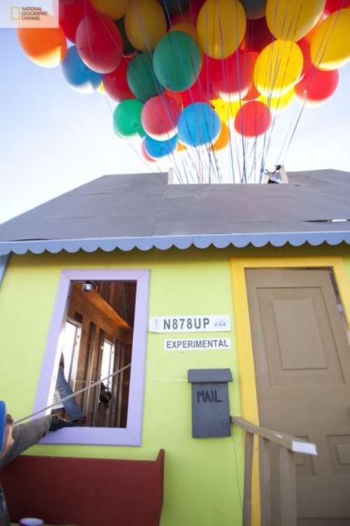 Une maison s'envole, tirée par 300 ballons remplis d'hélium(3)