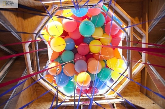 Une maison s'envole, tirée par 300 ballons remplis d'hélium(4)