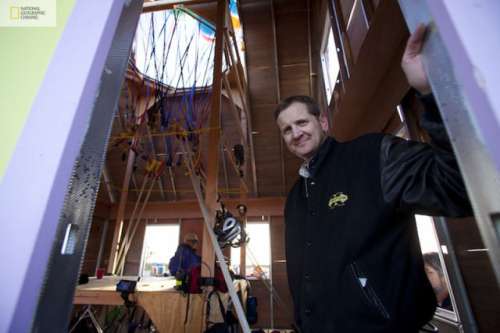 Une maison s'envole, tirée par 300 ballons remplis d'hélium(5)