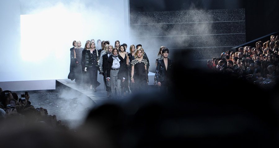 Le 8 mars, des mannequins présentent la nouvelle collection Chanel lors de la semaine de mode Automne-Hiver 2011 à Paris.