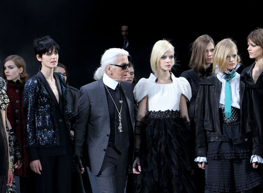 Le 8 mars, le styliste de Chanel Karl Lagerfeld salue les spectateurs à la fin du défilé. 