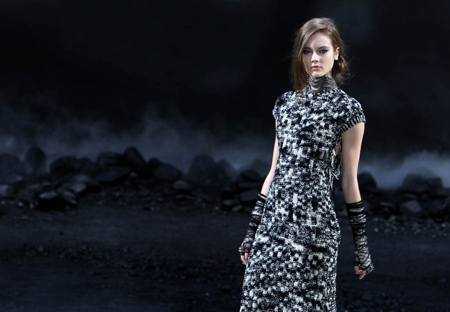 Le 8 mars, un mannequin présente la nouvelle collection Chanel lors de la semaine de mode Automne-Hiver 2011 à Paris.