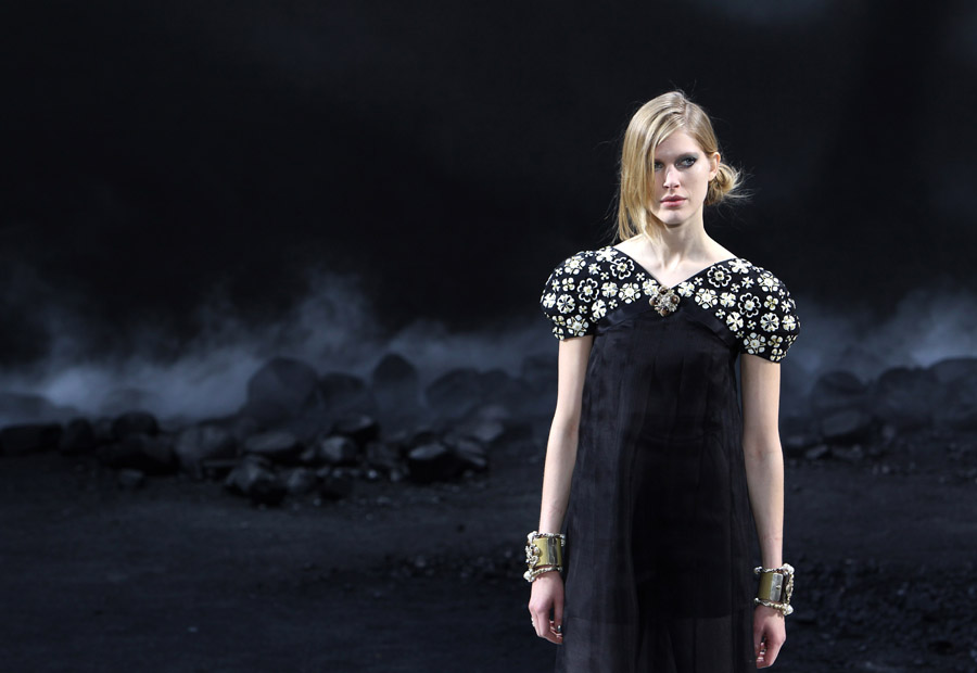 Le 8 mars, un mannequin présente la nouvelle collection Chanel lors de la semaine de mode Automne-Hiver 2011 à Paris.