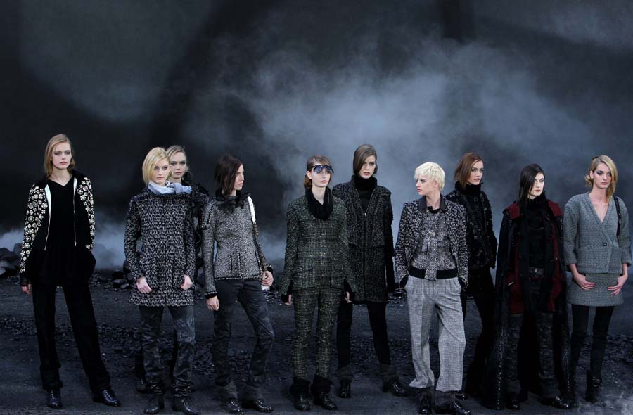 Le 8 mars, des mannequins présentent la nouvelle collection Chanel lors de la semaine de mode Automne-Hiver 2011 à Paris.