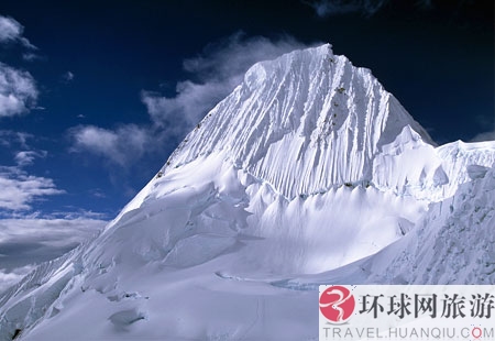 9. Le Nevado Alpamayo est l'un des pics les plus remarquables de la cordillère Blanche, dans les Andes péruviennes. 